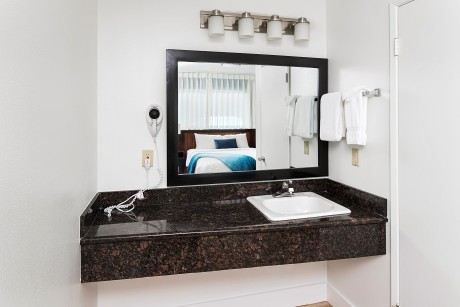 Surfrider Resort - Guest Bathroom